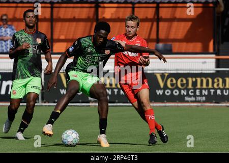 Volendam, Paesi Bassi. 3 settembre 2023. VOLENDAM, PAESI BASSI - 3 SETTEMBRE: Lequincio Zeefuik dell'FC Volendam si batte per il pallone con Mathias Kjolo dell'FC Twente durante la partita olandese dell'Eredivisie tra l'FC Volendam e l'FC Twente al Kras Stadion il 3 settembre 2023 a Volendam, Paesi Bassi. (Foto di Broer van den Boom/Orange Pictures) credito: Orange Pics BV/Alamy Live News Foto Stock