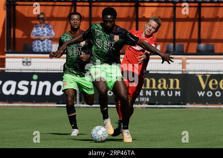 Volendam, Paesi Bassi. 3 settembre 2023. VOLENDAM, PAESI BASSI - 3 SETTEMBRE: Lequincio Zeefuik dell'FC Volendam si batte per il pallone con Mathias Kjolo dell'FC Twente durante la partita olandese dell'Eredivisie tra l'FC Volendam e l'FC Twente al Kras Stadion il 3 settembre 2023 a Volendam, Paesi Bassi. (Foto di Broer van den Boom/Orange Pictures) credito: Orange Pics BV/Alamy Live News Foto Stock