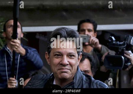 (181028) -- SAN PAOLO, 28 ottobre 2018 -- Fernando Haddad (C), candidato presidenziale del Partito dei lavoratori brasiliano, arriva in un hotel per attendere i risultati delle elezioni presidenziali brasiliane, a San Paolo, Brasile, il 28 ottobre 2018. Il candidato di destra Jair Bolsonaro ha vinto il ballottaggio presidenziale del Brasile domenica. Con il 99,21% dei voti contati, Bolsonaro aveva il 55,24% dei voti validi e il suo avversario, Fernando Haddad, aveva il 44,76%. BRASILE-SAN PAOLO-ELEZIONI PRESIDENZIALI-RISULTATI RAHELXPATRASSO PUBLICATIONXNOTXINXCHN Foto Stock