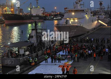 (181030) -- PECHINO, 30 ottobre 2018 -- gli ufficiali di ricerca e soccorso si riuniscono presso la base congiunta di ricerca e soccorso presso il porto di Tanjung Priok, Giacarta, Indonesia, 29 ottobre 2018. ) (hy) Xinhua titoli: Sopravvissuti improbabili dopo un incidente aereo indonesiano, causa ancora sconosciuta VerixSanovri PUBLICATIONxNOTxINxCHN Foto Stock