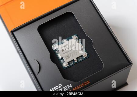 Primo piano del processore AMD Ryzen 9 7950X3D. Foto studio. Foto Stock