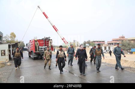 (181031) -- KABUL, 31 ottobre 2018 -- i membri delle forze di sicurezza afghane effettuano ispezioni sul sito di un attentato suicida a Kabul, capitale dell'Afghanistan, 31 ottobre 2018. Almeno sette persone sono state uccise e diverse altre ferite dopo che un attentatore suicida ha colpito un veicolo di dipendenti governativi fuori da una prigione principale nella parte orientale della capitale afghana mercoledì, un funzionario del ministero dell'interno Said.Rahmat Alizadah) (jmmn) AFGHANISTAN-KABUL-SUICIDA ATTACCO XinhuaxKabul PUBLICATIONxNOTxINxCHN Foto Stock