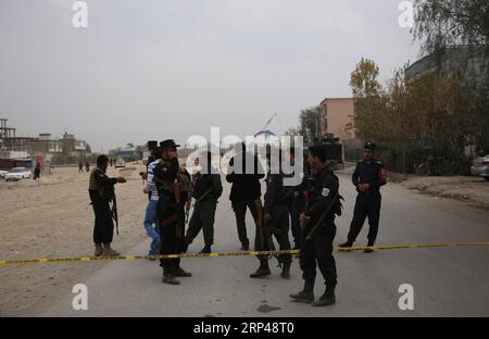 (181031) -- KABUL, 31 ottobre 2018 -- i membri delle forze di sicurezza afghane effettuano ispezioni sul sito di un attentato suicida a Kabul, capitale dell'Afghanistan, 31 ottobre 2018. Almeno sette persone sono state uccise e diverse altre ferite dopo che un attentatore suicida ha colpito un veicolo di dipendenti governativi fuori da una prigione principale nella parte orientale della capitale afghana mercoledì, un funzionario del ministero dell'interno Said.Rahmat Alizadah) (jmmn) AFGHANISTAN-KABUL-SUICIDA ATTACCO XinhuaxKabul PUBLICATIONxNOTxINxCHN Foto Stock