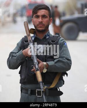 (181031) -- KABUL, 31 ottobre 2018 -- un membro della forza di sicurezza afghana è in guardia nel luogo di un attentato suicida a Kabul, capitale dell'Afghanistan, 31 ottobre 2018. Almeno sette persone sono state uccise e diverse altre ferite dopo che un attentatore suicida ha colpito un veicolo di dipendenti governativi fuori da una prigione principale nella parte orientale della capitale afghana mercoledì, un funzionario del ministero dell'interno Said.Rahmat Alizadah) (jmmn) AFGHANISTAN-KABUL-SUICIDA ATTACCO XinhuaxKabul PUBLICATIONxNOTxINxCHN Foto Stock