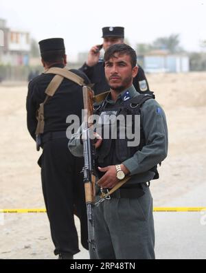 (181031) -- KABUL, 31 ottobre 2018 -- un membro della forza di sicurezza afghana è in guardia nel luogo di un attentato suicida a Kabul, capitale dell'Afghanistan, 31 ottobre 2018. Almeno sette persone sono state uccise e diverse altre ferite dopo che un attentatore suicida ha colpito un veicolo di dipendenti governativi fuori da una prigione principale nella parte orientale della capitale afghana mercoledì, un funzionario del ministero dell'interno Said.Rahmat Alizadah) (jmmn) AFGHANISTAN-KABUL-SUICIDA ATTACCO XinhuaxKabul PUBLICATIONxNOTxINxCHN Foto Stock