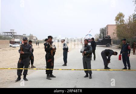 News Bilder des Tages (181031) -- KABUL, 31 ottobre 2018 -- i membri della forza di sicurezza afghana ispezionano nel sito di un attentato suicida a Kabul, capitale dell'Afghanistan, 31 ottobre 2018. Almeno sette persone sono state uccise e diverse altre ferite dopo che un attentatore suicida ha colpito un veicolo di dipendenti governativi fuori da una prigione principale nella parte orientale della capitale afghana mercoledì, un funzionario del ministero dell'interno Said.Rahmat Alizadah) (jmmn) AFGHANISTAN-KABUL-SUICIDA ATTACCO XinhuaxKabul PUBLICATIONxNOTxINxCHN Foto Stock