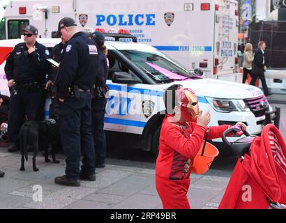 (181031) -- NEW YORK, 31 ottobre 2018 -- gli agenti di polizia stanno di guardia a Times Square a New York, negli Stati Uniti, il 31 ottobre 2018. New York City ha intensificato la sicurezza per l'annuale sfilata di Halloween mercoledì, un anno dopo che la festa è stata segnata da un attacco di camion terroristico che ha causato otto vittime e ne ha feriti una dozzina a Lower Manhattan. ) U.S.-NEW YORK-HALLOWEEN-SECURITY LixRui PUBLICATIONxNOTxINxCHN Foto Stock