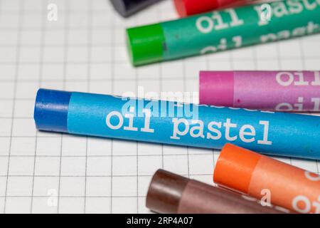 Pastello olio pastelli su carta bianca Foto Stock