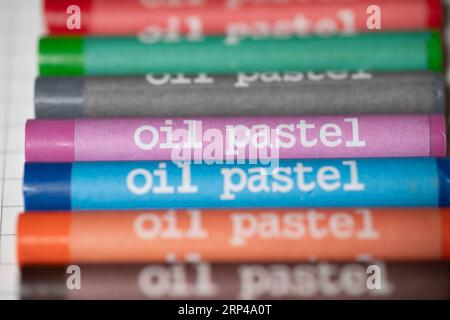 Pastello olio pastelli su carta bianca Foto Stock