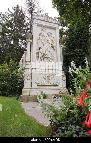 Il luogo di riposo finale di Franz Schubert, situato nel Cimitero centrale di Vienna, offre un'atmosfera tranquilla ma toccante. L'elegantemente intagliato Grav Foto Stock