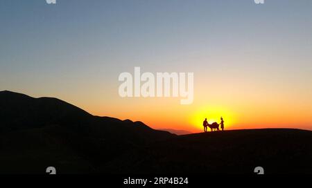 (181103) -- RONGSHUI, 3 novembre 2018 -- foto aerea scattata il 2 novembre 2018 mostra i turisti che si godono il tramonto sui prati di Motianling al villaggio di Yaogao nella contea autonoma di Rongshui Miao, nella regione autonoma di Guangxi Zhuang nel sud della Cina. ) (Sxk) CHINA-GUANGXI-RONGSHUI-MEADOWS-SCENOGRAFIA (CN) ZhouxHua PUBLICATIONxNOTxINxCHN Foto Stock