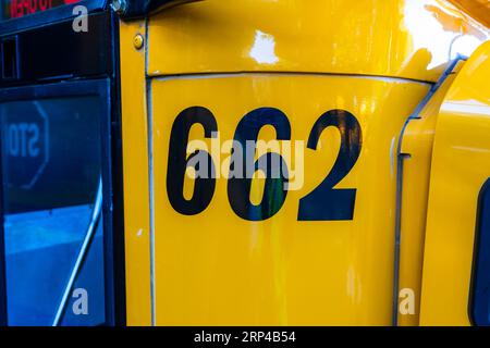 Lato di uno scuolabus giallo parcheggiato numero 662 Foto Stock