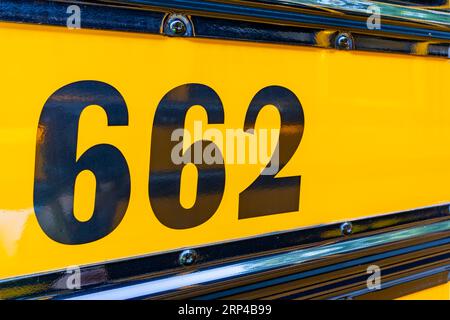 Lato di uno scuolabus giallo parcheggiato numero 662 Foto Stock