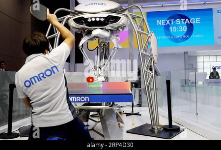 (181105) -- SHANGHAI, 5 novembre 2018 -- Un membro dello staff dimostra di giocare a ping pong con un robot Omron alla prima China International Import Expo di Shanghai, Cina orientale, 5 novembre 2018.)(wyl) (IMPORT EXPO)CHINA-SHANGHAI-CIIE-OPEN (CN) FangxZhe PUBLICATIONxNOTxINxCHN Foto Stock