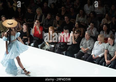 (181105) -- BUDAPEST, 5 novembre 2018 -- Una modella presenta una creazione della stilista ungherese Nora Sarman durante una sfilata di moda al Marie Claire Fashion Days di Budapest, in Ungheria, il 4 novembre 2018. ) (yk) HUNGARY-BUDAPEST-MARIE CLAIRE-FASHION AttilaxVolgyi PUBLICATIONxNOTxINxCHN Foto Stock