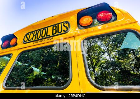 sul retro di uno scuolabus giallo parcheggiato Foto Stock