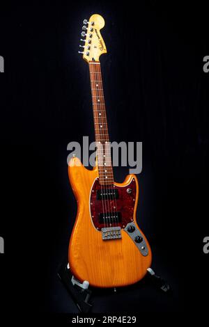 Fender Mustang 90 chitarra elettrica in scala ridotta su sfondo nero. Costruito in Messico, pick up P90, 75° anniversario Fender. Foto Stock