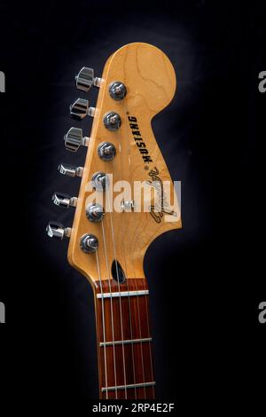 Calcio a 90 testine fender Mustang, chitarra elettrica in scala ridotta su sfondo nero. Costruito in Messico, pick up P90, 75° anniversario Fender. Foto Stock