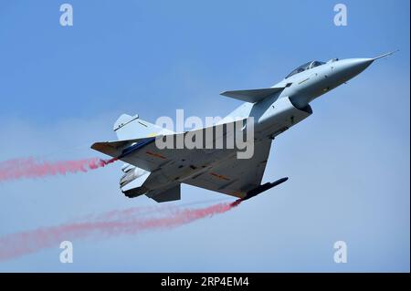 (181106) -- ZHUHAI, 6 novembre 2018 -- Un jet da caccia J-10B esegue un'esibizione aerobatica durante la 12a China International Aviation and Aerospace Exhibition (Airshow China) a Zhuhai, nella provincia del Guangdong, nella Cina meridionale, il 6 novembre 2018. Un dimostratore J-10B Thrust-Vectoring ha fatto il suo debutto all'Airshow China, che ha aperto martedì a Zhuhai. ) (Sxk) CHINA-GUANGDONG-ZHUHAI-AIRSHOW CHINA-J-10B (CN) LiangxXu PUBLICATIONxNOTxINxCHN Foto Stock