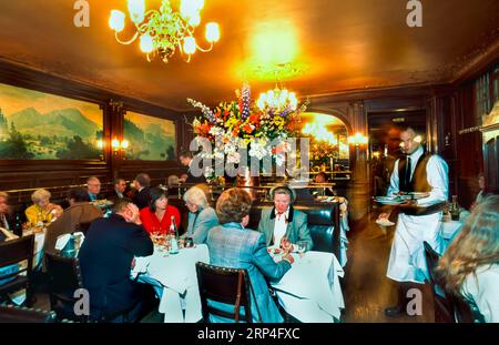 Parigi, Francia, grande folla, seduti ai tavoli, condivisione dei pasti, ristorante classico francese 'Brasserie Flo' interno, sala da pranzo, cameriere francese, 10° distr. Foto Stock