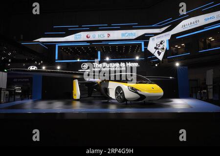 (181108) -- SHANGHAI, 8 novembre 2018 -- foto scattata il 7 novembre 2018 mostra un'auto volante sviluppata da AeroMobil al primo China International Import Expo (CIIE) a Shanghai, nella Cina orientale. ) (Zyd) (IMPORT EXPO) CHINA-SHANGHAI-CIIE-AUTOMOBILES (CN) XingxGuangli PUBLICATIONxNOTxINxCHN Foto Stock