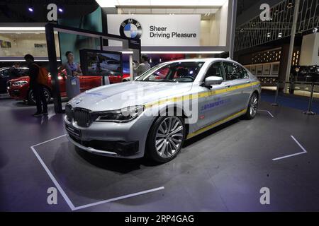 (181108) -- SHANGHAI, 8 novembre 2018 -- foto scattata il 7 novembre 2018 mostra una vettura di prova a guida autonoma L4 della BMW serie 7 al primo China International Import Expo (CIIE) a Shanghai, nella Cina orientale. ) (Zyd) (IMPORT EXPO) CHINA-SHANGHAI-CIIE-AUTOMOBILES (CN) XingxGuangli PUBLICATIONxNOTxINxCHN Foto Stock