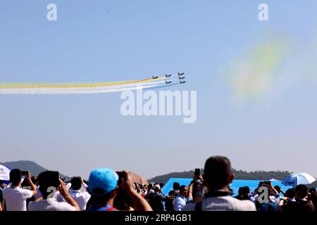 (181108) - GUANGZHOU, 8 novembre 2018 (Xinhua) - il team aeronautico cinese Bayi si esibisce alla dodicesima China International Aviation and Aerospace Exhibition (Airshow China) a Zhuhai, nella provincia del Guangdong, nella Cina meridionale, il 7 novembre 2018. Lo spettacolo aereo inizia martedì. (Xinhua/li Gang)(yxb) CHINA-GUANGDONG-ZHUHAI-AIRSHOW-BAYI AEROBATIC TEAM-PERFORMANCE(CN) PUBLICATIONxNOTxINxCHN Foto Stock