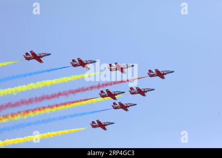 (181108) - GUANGZHOU, 8 novembre 2018 (Xinhua) - il team aeronautico cinese Hongying (Aquila Rossa) si esibisce alla 12a China International Aviation and Aerospace Exhibition (Airshow China) a Zhuhai, nella provincia del Guangdong, nella Cina meridionale, il 7 novembre 2018. Lo spettacolo aereo inizia martedì. (Xinhua/li Gang)(yxb) CHINA-GUANGDONG-ZHUHAI-AIRSHOW-RED EAGLE-PERFORMANCE(CN) PUBLICATIONxNOTxINxCHN Foto Stock