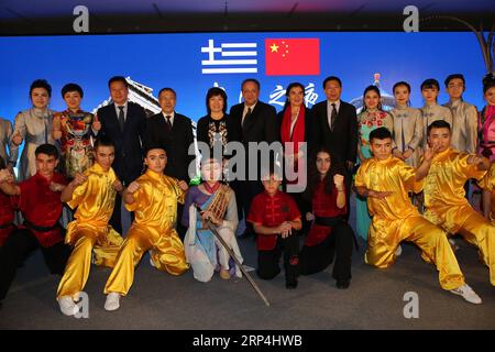 (181109) -- ATENE, 9 novembre 2018 -- ospiti e attori si mettono in posa per una foto durante l'evento culturale della notte cinese presso il Centro culturale della Fondazione Stavros Niarchos ad Atene, Grecia, l'8 novembre, 2018.l'evento è organizzato dal comune di Pechino e dall'ambasciata cinese in Grecia in occasione della 36a Maratona di Atene che si svolgerà l'11 novembre 2018. ) (SP)GRECIA-ATENE-MARATONA-EVENTO CULTURALE MARIOSXLOLOS PUBLICATIONXNOTXINXCHN Foto Stock