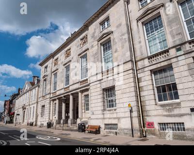 Ingresso principale a Lewes County Hall & Crown Court di edifici nel centro di Lewes, East Sussex, Regno Unito. Foto Stock
