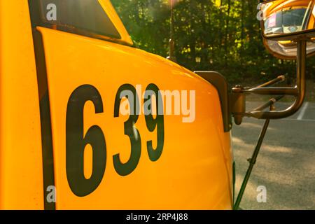 Lato di uno scuolabus giallo parcheggiato numero 639 Foto Stock