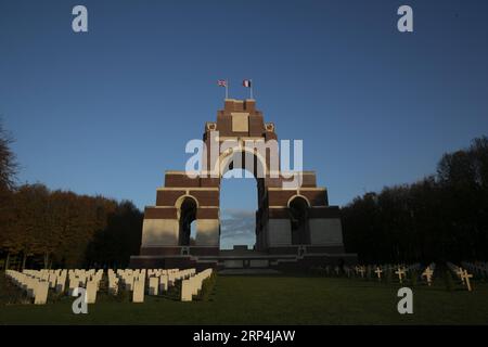 (181110) -- THIEPVAL, 10 novembre 2018 -- foto scattata il 9 novembre 2018 mostra tombe di soldati sconosciuti al Thiepval Memorial nel nord della Francia. Il presidente francese Emmanuel Macron e il primo ministro britannico Theresa May venerdì hanno reso omaggio ai soldati morti nella battaglia della somme durante la prima guerra mondiale nel nord della Francia. )(yy) FRANCE-THIEPVAL MEMORIAL-WWI-CENTENARY HanxYe PUBLICATIONxNOTxINxCHN Foto Stock