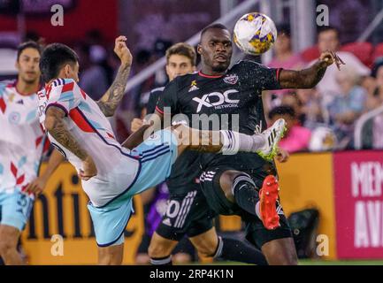 WASHINGTON, DC - 02 settembre 2023: L'attaccante del DC United Christian Benteke (20) e il centrocampista dei Chicago Fire Federico Navarro (31) si scontrano durante la partita tra DC United e Chicago Fire MLS Foto Stock