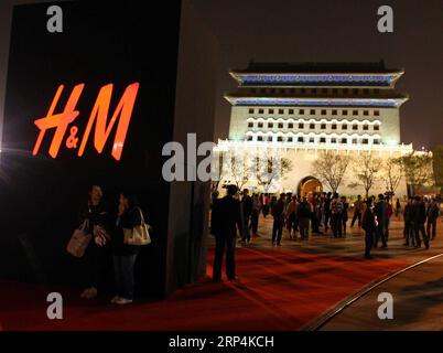 (181111) -- PECHINO, 11 novembre 2018 -- la foto del file scattata il 22 aprile 2009 mostra il cartello gigante della catena di moda svedese H&M in Qianmen Street a Pechino, capitale della Cina. ) (Zwx) Xinhua titoli: 1978-2018: La storia delle importazioni cinesi attraverso l'obiettivo HexJinwen PUBLICATIONxNOTxINxCHN Foto Stock