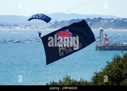 Un membro del Tigers Army Parachute display Team atterra sulla spiaggia di Bournemouth durante il Bournemouth Air Festival nel Dorset. Data foto: Domenica 3 settembre 2023. Foto Stock