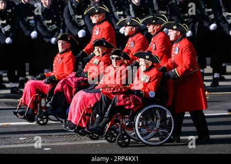 (181111) -- LONDRA, 11 novembre 2018 -- i veterani prendono parte alla cerimonia annuale di commemorazione del 100° anniversario della fine della prima guerra mondiale a Londra, in Gran Bretagna, l'11 novembre 2018. La regina Elisabetta II è stata raggiunta domenica mattina da migliaia di ex e attuali soldati, leader politici e diplomatici in occasione del 100° anniversario della fine della prima guerra mondiale durante la parata annuale del Remembrance Day nel centro di Londra. )(dh) BRITAIN-LONDON-WWI-100TH ANNIVERSARY RayxTang PUBLICATIONxNOTxINxCHN Foto Stock