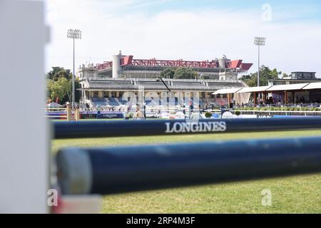 Mailand, Italia. 3 settembre 2023. Sport equestre: Campionato europeo, salto, individuale, finale con 2 round. Vista del percorso con un ostacolo. Dietro di esso si possono vedere lo Stadio Giuseppe Meazza, lo stadio di casa dell'AC Milan e dell'Inter Milan. Crediti: Friso Gentsch/dpa/Alamy Live News Foto Stock