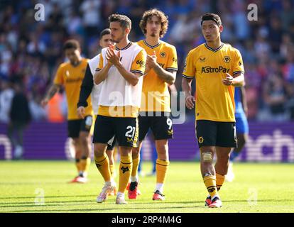 Hee Chan Hwang (a destra) e compagni di squadra dei Wolverhampton Wanderers applaudono i tifosi dopo la sconfitta nella partita di Premier League al Selhurst Park di Londra. Data foto: Domenica 3 settembre 2023. Foto Stock