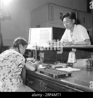 (181113) -- PECHINO, 13 novembre 2018 (Xinhua) -- foto scattata il 30 agosto 1962 mostra l'operatore del telegrafo li Huiqing (L) aiuta un uomo a inviare un telegramma all'ufficio di telecomunicazioni Dongsi a Pechino, capitale della Cina. Oltre quattro decenni di sana crescita economica dal 1978, anno di inizio della riforma e della politica di apertura, hanno sostanzialmente innalzato la qualità della vita di 1,3 miliardi di cinesi, che ora sono in grado di godere del villaggio globale grazie all'avanzata infrastruttura delle telecomunicazioni. Tuttavia, anche i cinesi hanno attraversato il tempo in cui scrivere lettere era il mezzo più frequente per entrare in contatto con rela lontani Foto Stock