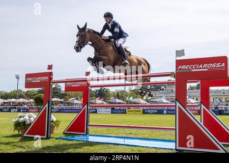 Milano, Italia. 3 settembre 2023. VON ECKERMANN Henrik svedese in sella ad Iliana durante il Campionato europeo di salto FEI 2023, evento equestre il 3 settembre 2023 all'ippodromo Snai San Siro di Milano, Italia durante il Campionato europeo di salto 2023, gara equestre internazionale a Milano, Italia, 03 settembre 2023 credito: Agenzia fotografica indipendente/Alamy Live News Foto Stock