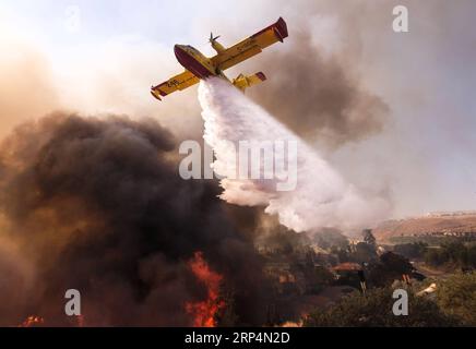 News Themen der Woche KW46 News Bilder des Tages (181113) -- SIMI VALLEY, 13 novembre 2018 -- Un piccolo aereo fa una goccia sull'incendio vicino a una superstrada nella Simi Valley, California, Stati Uniti il 12 novembre 2018. L'incendio nel sud della California ha continuato a distruggere le case.) (Jmmn) U.S.-SIMI VALLEY-WILDFIRE ZhaoxHanrong PUBLICATIONxNOTxINxCHN Foto Stock