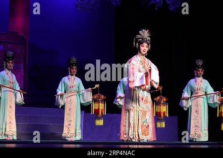 (181113) -- WUHAN, 13 novembre 2018 -- foto scattata il 13 novembre 2018 mostra una scena della Principessa dell'Opera di Pechino Changping all'auditorium Hongshan di Wuhan, capitale della provincia di Hubei della Cina centrale. Interpretata dagli artisti dell'Opera di Pechino Yu Kuizhi e li Shengsu, la principessa Changping racconta la storia di una figlia dell'imperatore Chongzhen, l'ultimo imperatore della dinastia Ming (1368-1644 d.C.). (Gxn) CHINA-HUBEI-WUHAN-PEKING OPERA (CN) ZhaoxJun PUBLICATIONxNOTxINxCHN Foto Stock