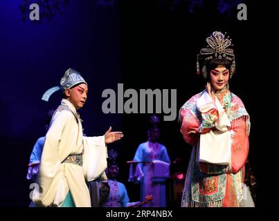 (181113) -- WUHAN, 13 novembre 2018 -- foto scattata il 13 novembre 2018 mostra una scena della Principessa dell'Opera di Pechino Changping all'auditorium Hongshan di Wuhan, capitale della provincia di Hubei della Cina centrale. Interpretata dagli artisti dell'Opera di Pechino Yu Kuizhi e li Shengsu, la principessa Changping racconta la storia di una figlia dell'imperatore Chongzhen, l'ultimo imperatore della dinastia Ming (1368-1644 d.C.). (Gxn) CHINA-HUBEI-WUHAN-PEKING OPERA (CN) ZhaoxJun PUBLICATIONxNOTxINxCHN Foto Stock