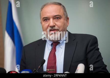 (181114) -- GERUSALEMME, 14 novembre 2018 -- il ministro della difesa israeliano Avigdor Lieberman parla durante una conferenza stampa a Gerusalemme, il 14 novembre 2018. Avigdor Lieberman si è dimesso dal governo mercoledì, ribadendo che il governo manca di mano dura contro Hamas di Gaza. ) MIDEAST-GERUSALEMME-ISRAELE-MINISTRO DELLA DIFESA-DIMISSIONI JINI PUBLICATIONXNOTXINXCHN Foto Stock