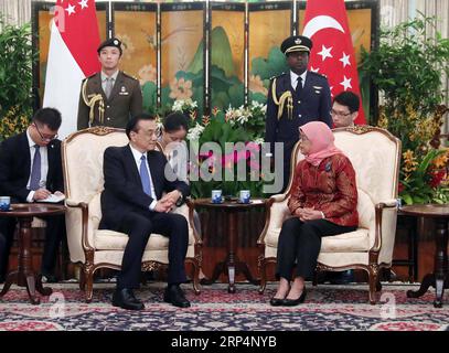 (181114) -- SINGAPORE, 14 novembre 2018 -- il Premier cinese li Keqiang (L) incontra il presidente singaporiano Halimah Yacob a Singapore, il 14 novembre 2018. ) (Sxk) SINGAPORE-li KEQIANG-HALIMAH YACOB-MEETING LiuxWeibing PUBLICATIONxNOTxINxCHN Foto Stock