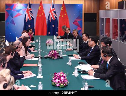 (181114) -- SINGAPORE, 14 novembre 2018 -- il Premier cinese li Keqiang incontra il primo ministro neozelandese Jacinda Ardern a Singapore, 14 novembre 2018. ) (Gxn) CHINA-li KEQIANG-JACINDA ARDERN-MEETING (CN) ShenxHong PUBLICATIONxNOTxINxCHN Foto Stock