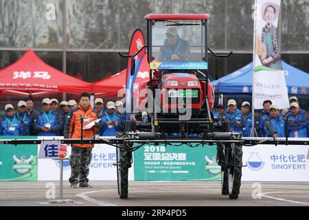 (181115) -- PECHINO, 15 novembre 2018 -- Un concorrente prende parte alla finale del quinto Master of Machine contest a Pechino, capitale della Cina, 15 novembre 2018. ) (Gxn) CHINA-BEIJING-AGRICULTURAL MACHINES-CONTEST (CN) JuxHuanzong PUBLICATIONxNOTxINxCHN Foto Stock