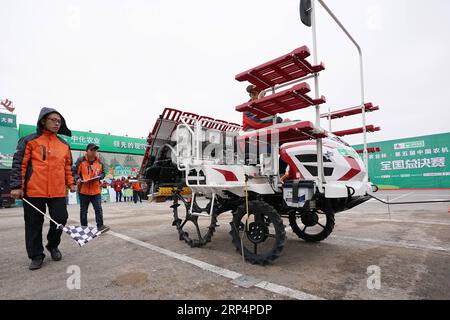 (181115) -- PECHINO, 15 novembre 2018 -- Un concorrente prende parte alla finale del quinto Master of Machine contest a Pechino, capitale della Cina, 15 novembre 2018. ) (Gxn) CHINA-BEIJING-AGRICULTURAL MACHINES-CONTEST (CN) JuxHuanzong PUBLICATIONxNOTxINxCHN Foto Stock