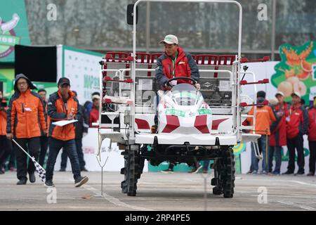 (181115) -- PECHINO, 15 novembre 2018 -- Un concorrente prende parte alla finale del quinto Master of Machine contest a Pechino, capitale della Cina, 15 novembre 2018. ) (Gxn) CHINA-BEIJING-AGRICULTURAL MACHINES-CONTEST (CN) JuxHuanzong PUBLICATIONxNOTxINxCHN Foto Stock