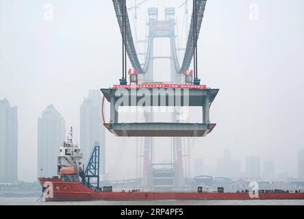 News Themen der Woche KW46 News Bilder des Tages (181115) -- WUHAN, 15 novembre 2018 -- Una trave in acciaio da 1.000 tonnellate viene sollevata per essere installata nel cantiere del ponte Yangsigang attraverso il fiume Yangtze a Wuhan, capitale della provincia di Hubei della Cina centrale, il 15 novembre 2018. La costruzione di un ponte sospeso a due piani con la campata più lunga del mondo dovrebbe essere completata nell'ottobre 2019, ha dichiarato un ingegnere che lavora al progetto. Il ponte, con un'apertura principale di 1.700 metri lungo il fiume Yangtze a Wuhan, ha visto la prima trave rubata installata per il ponte del ponte giovedì. ) ( Foto Stock